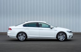 Volkswagen Passat GTE, side