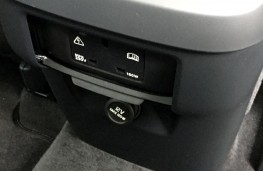 Volvo XC90 T6 2015, rear sockets