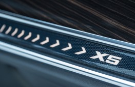 BMW X5, 2025, kick plate, badge