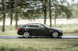 Jaguar XE 2.0D Portfolio, side