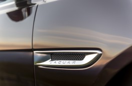 Jaguar XF, Portfolio, side vent