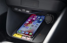 Toyota Yaris, 2025, phone charger