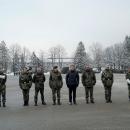 Die Fahnenabordnungen beider Verbände umrahmen den Kommandeur 10. Panzerdivision, die beiden Bataillonskommandeure und den Füssener Bürgermeister.