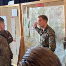 Gestandene Kompaniechefs als erste Ausbilder sind der Garant für eine hochwertige und zweckmäßige Ausbildung in Ergänzung zu dem umfassenden Vorschriftenwissen. Oberstleutnant Gerwing vermittelt dabei, dass der Ansatz der eigenen Aufklärung immer vom Feind aus gedacht wird, um so dem Brigadekommandeur zeitgerecht ein Lagebild für seinen Entschluss zu liefern.