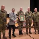Ausgezeichnet für herausragende Traditionspflege! Der Freundeskreis bekommt stellvertretend durch Generalleutnant a.D. Korff  den General-Kießling-Preis verliehen.