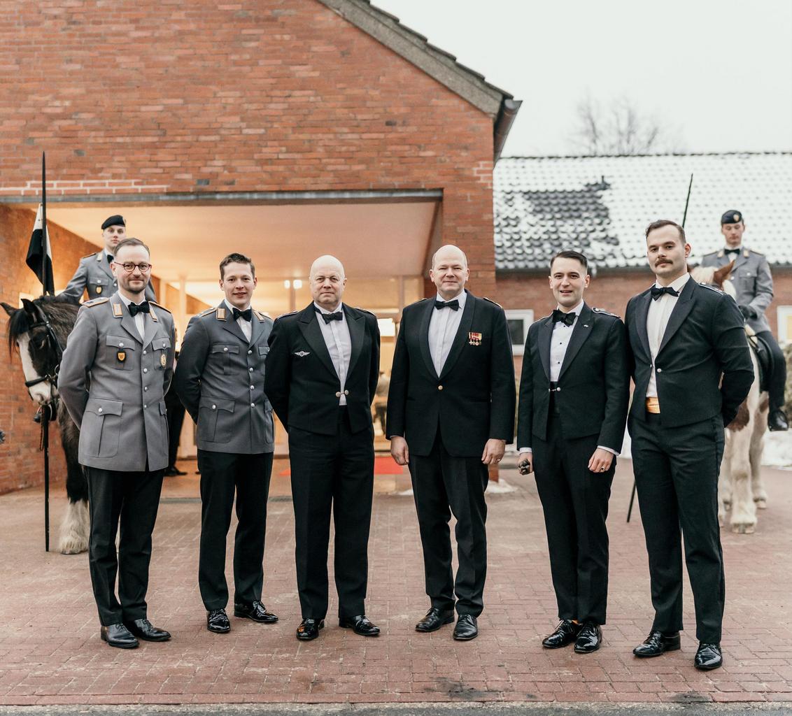 Der Leiter der Heeresaufklärungsschule und General der Heeresaufklärungstruppe begrüßt mit dem Projektteam den Ehrengast Generalmajor von Butler.