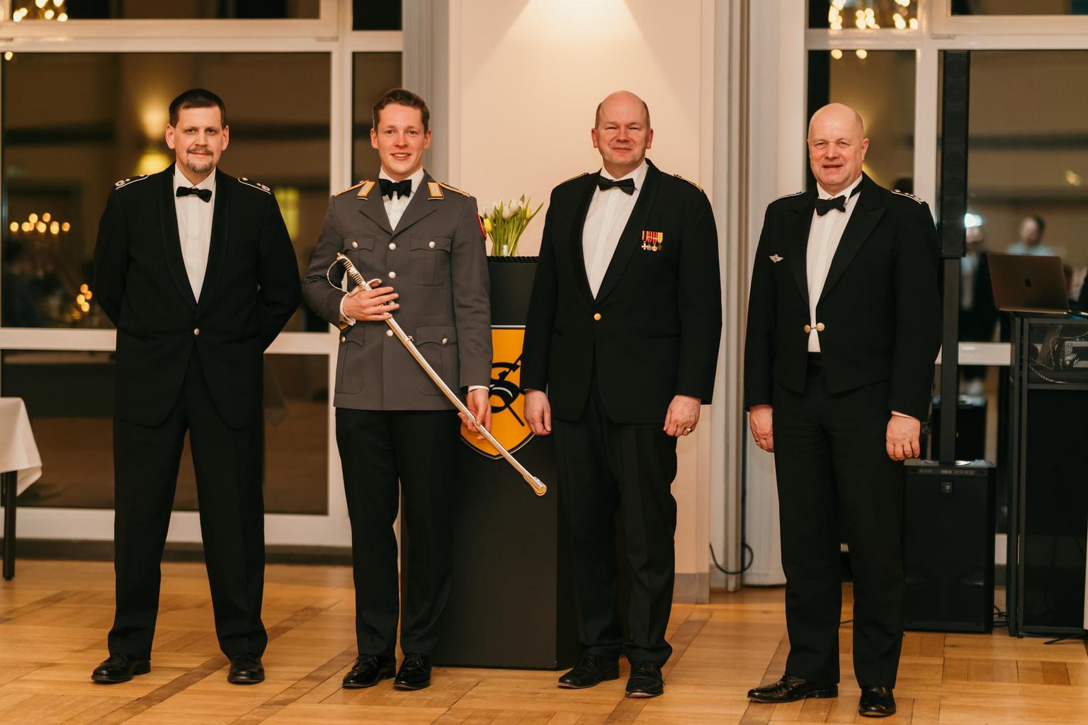 Übergabe des Bestpreises des Freundeskreises Heeresaufklärer an Oberleutnant Börgers durch den ersten Sprecher, Generalmajor von Butler, Oberst Malzahn als General der Heeresaufklärungstruppe sowie Oberstleutnant Radü, Chef der III. Inspektion.