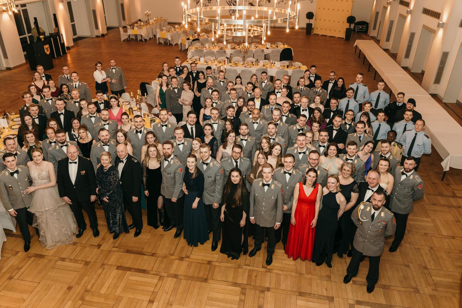 Erfolgreiche Offiziere und ihre Gäste an „ihrem“ Abend vor der ersten Truppenverwendung.