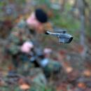 Mit nur 18 Gramm und der geringen Größe ist die BLACK HORNET 4 schwer aufzuklären.