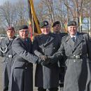 Herr General Tölke (mitte) besiegelt die Übergabe der Heeresaufklärungsschule von Oberst Malzahn (rechts) an Oberst Bertram (links) per Handschlag.