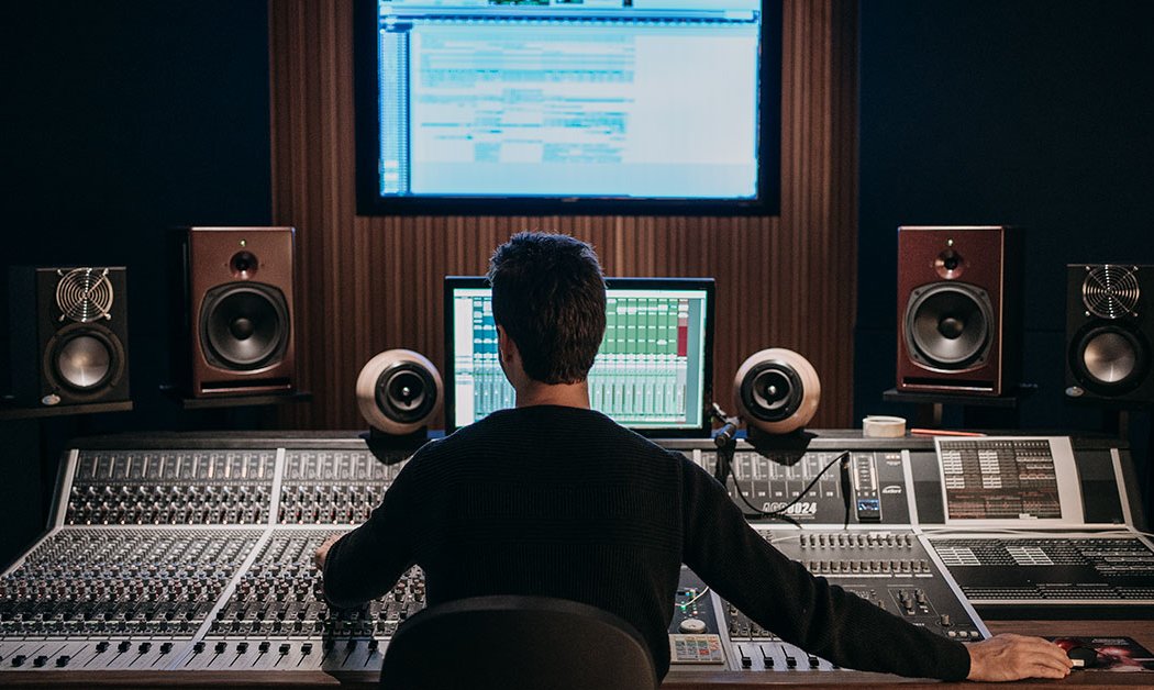 Audio Engineering Student An Mischkonsole In Audio Regie 3