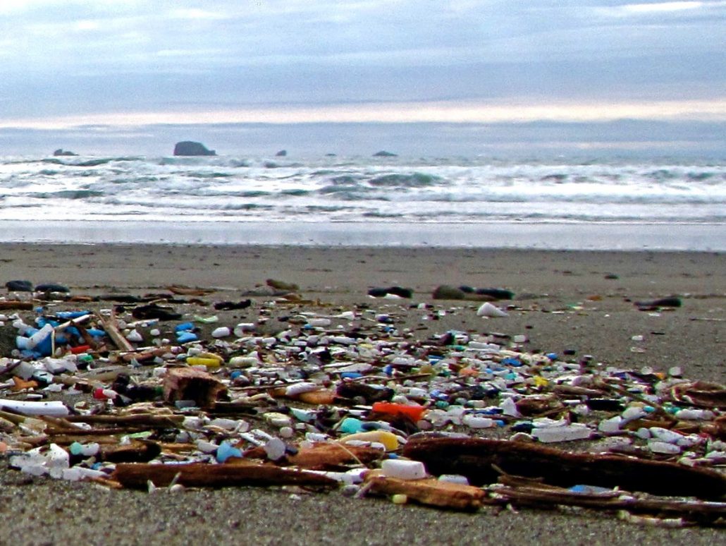 Basura en una playa de Oregón