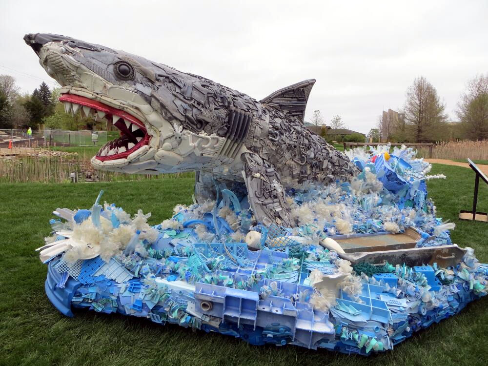 Escultura de tiburón hecha de basura