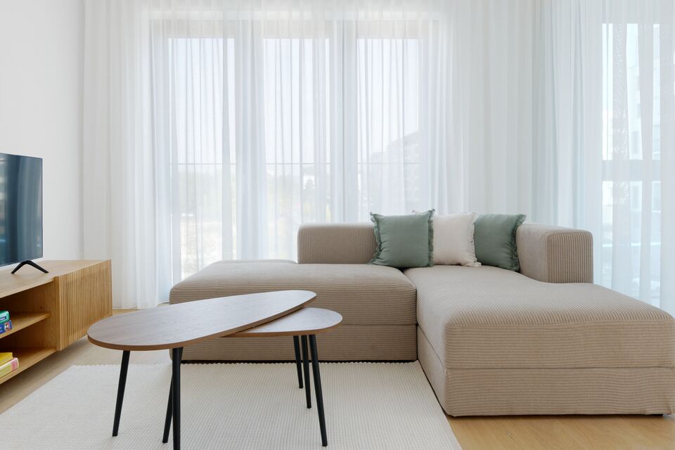 Möblierte Wohnung, Wohnzimmer mit Ecksofa in Frankfurt Ostend