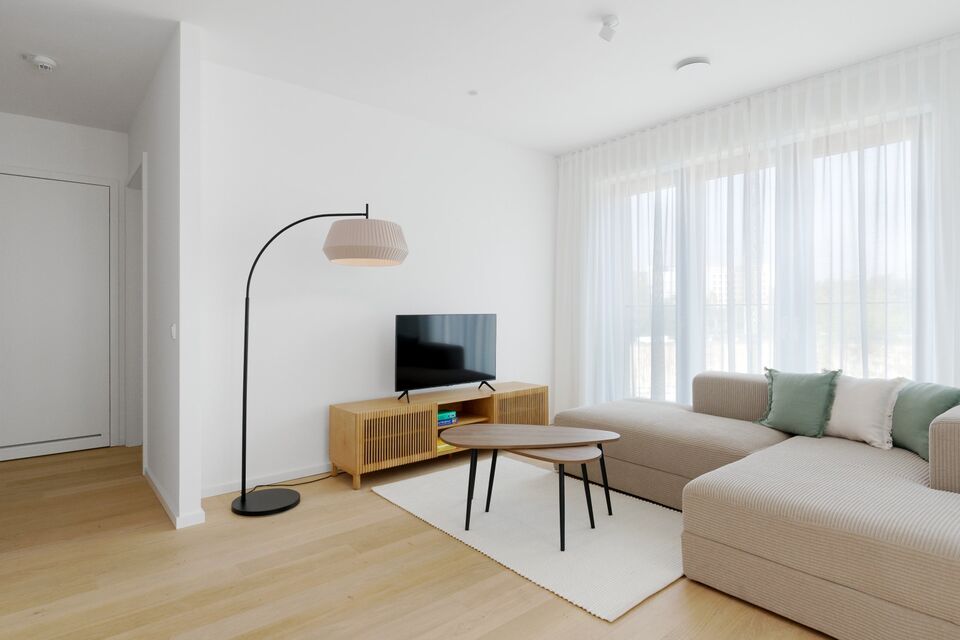 Möblierte Wohnung, Wohnzimmer mit Panoramafenstern in Frankfurt Ostend