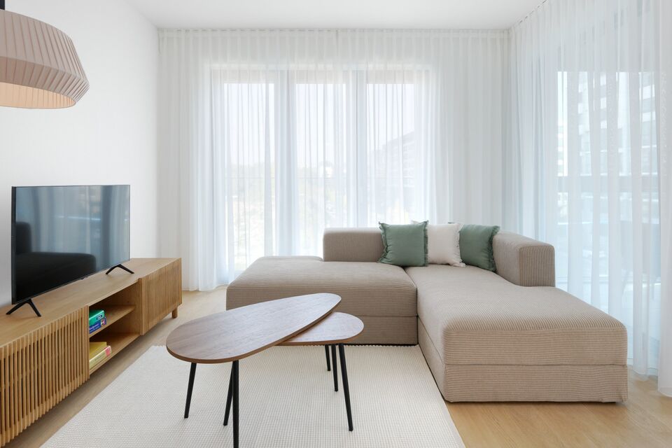 Möblierte Wohnung, Wohnzimmer mit Ecksofa und Tageslicht in Frankfurt Ostend