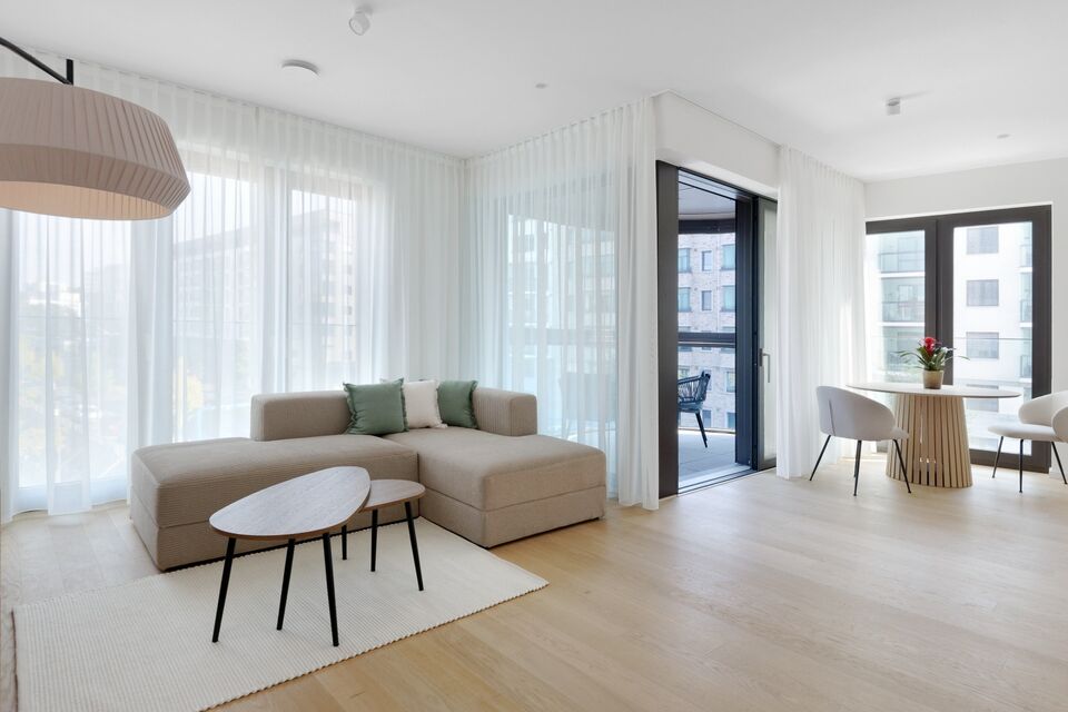 Möblierte Wohnung, Wohnzimmer mit Panoramafenstern in Frankfurt Ostend