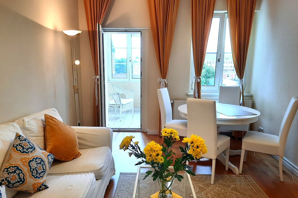 Möblierte Wohnung, Wohnzimmer mit Balkonzugang in Berlin Weißensee