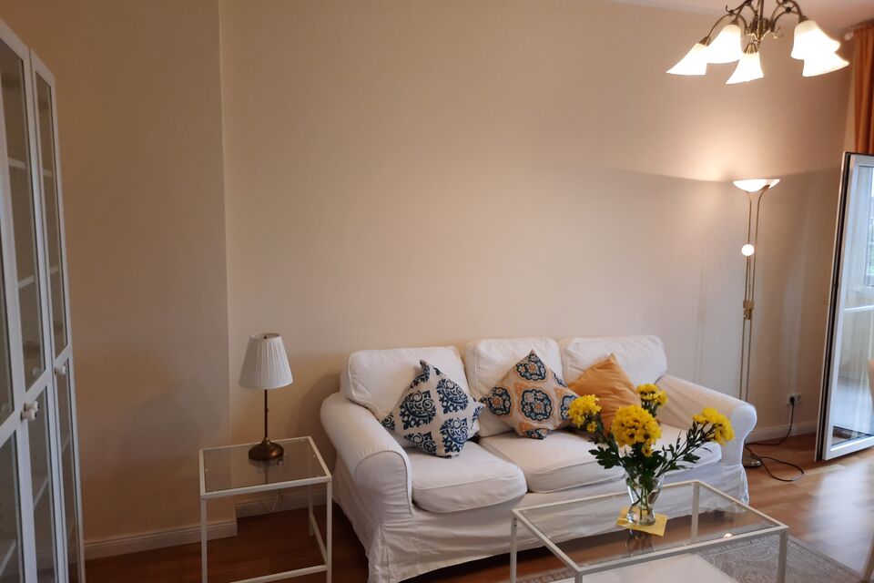 Möblierte Wohnung, Wohnzimmer mit hellen Polstermöbeln in Berlin Weißensee