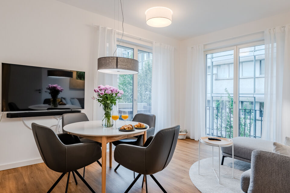Möblierte Wohnung, Wohnzimmer mit Balkonzugang in Berlin Mitte