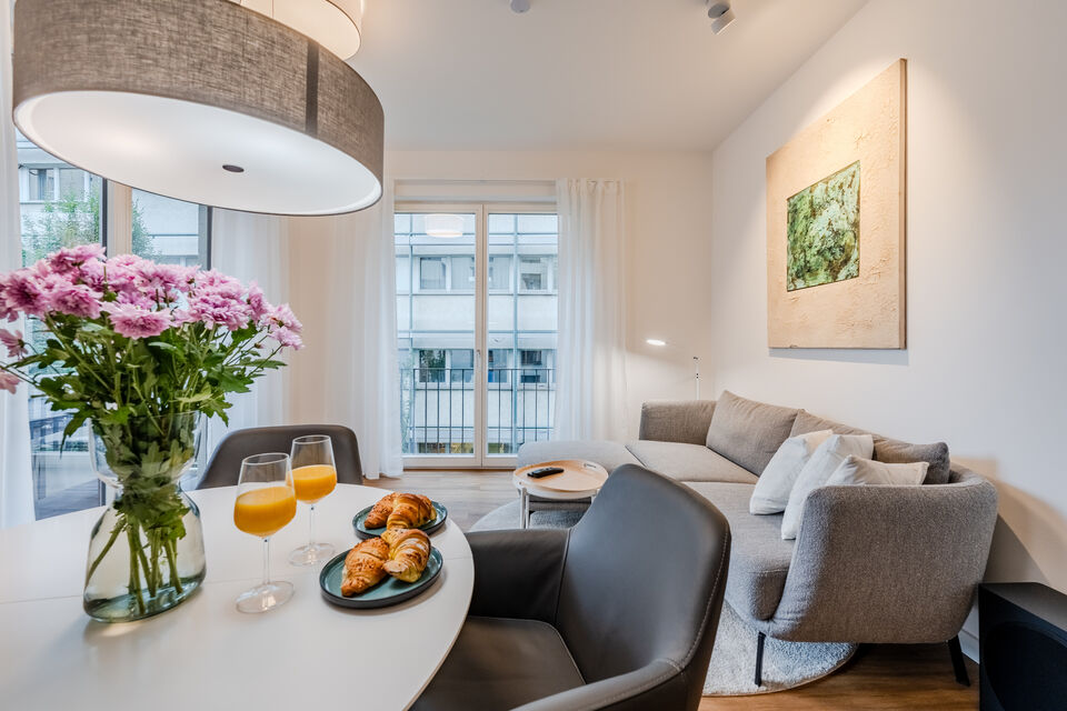 Möblierte Wohnung, Wohnzimmer mit Balkonblick in Berlin Mitte