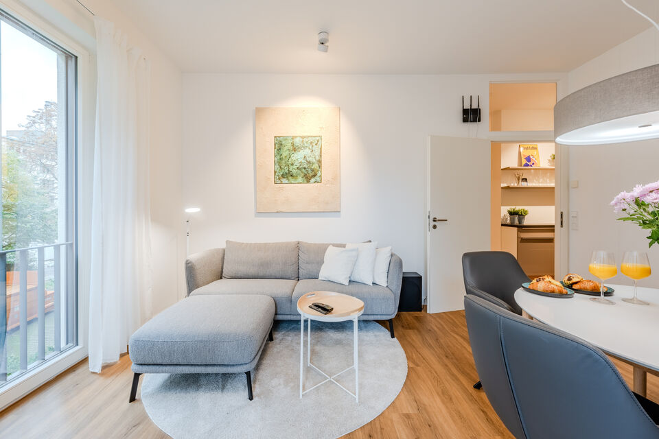 Möblierte Wohnung, Wohnzimmer mit Balkonzugang in Berlin Mitte