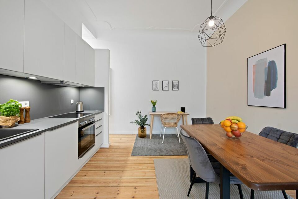 Möblierte Wohnung, Wohnzimmer mit Holzesstisch in Berlin Pankow
