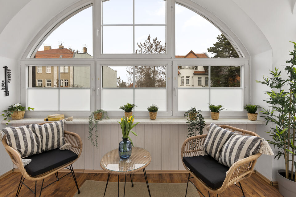 Möblierte Wohnung, Wohnzimmer mit Bogenfenster in Berlin Weißensee