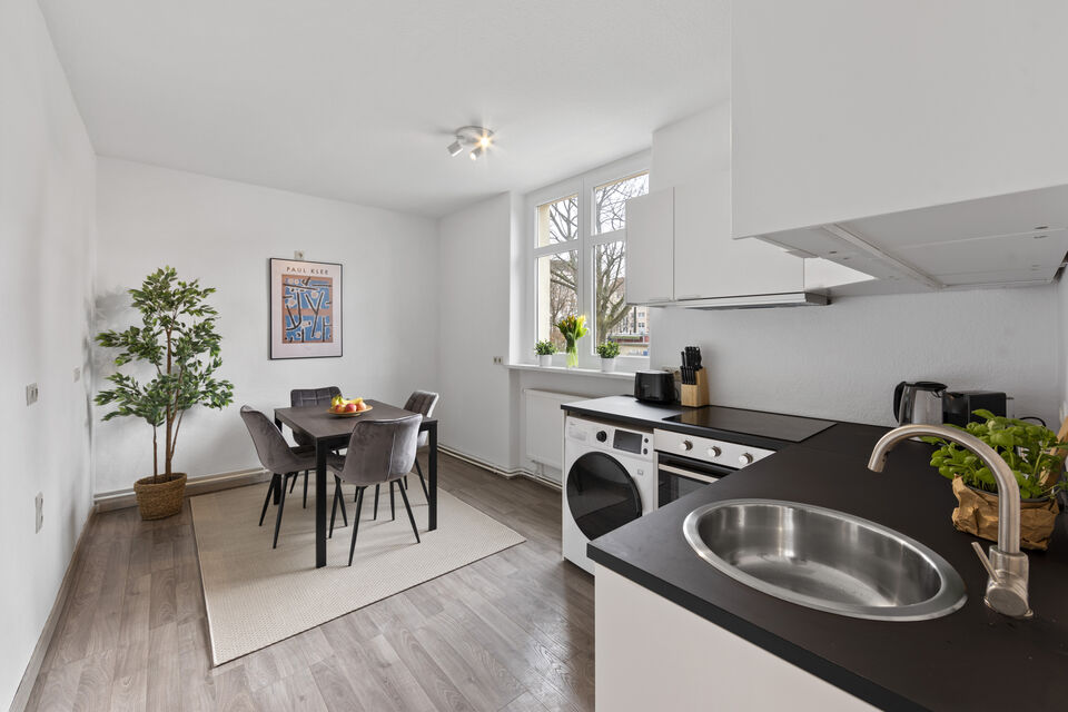 Möblierte Wohnung, Küche mit schwarzer Arbeitsplatte in Berlin Weißensee