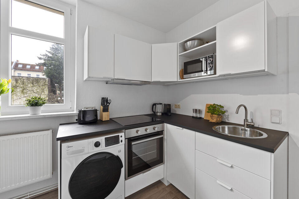 Möblierte Wohnung, Küche mit schwarzer Arbeitsplatte in Berlin Weißensee