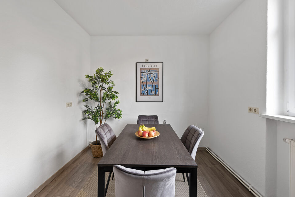 Möblierte Wohnung, Esszimmer mit Holztisch in Berlin Weißensee