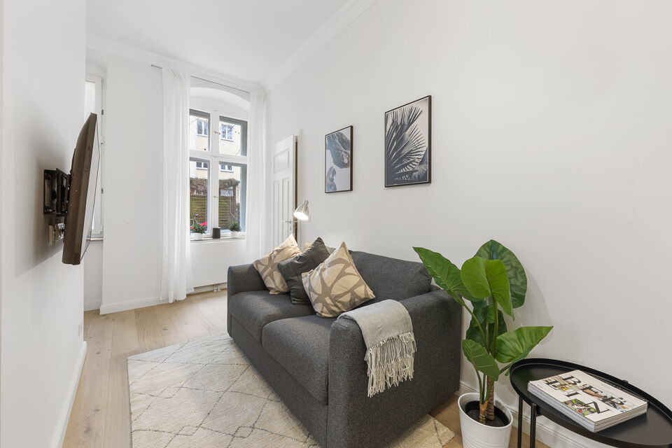 Furnished apartment, living room with balcony access in Berlin Friedrichshain