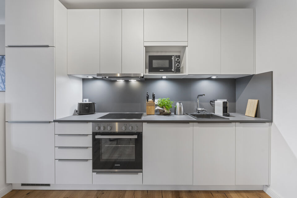 Möblierte Wohnung, Küche mit schwarzer Arbeitsplatte in Berlin Kreuzberg