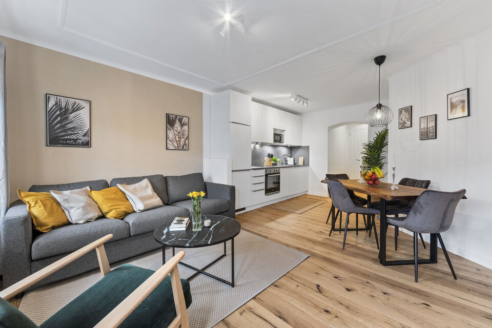 Möblierte Wohnung, Wohnzimmer mit offener Küche in Berlin Kreuzberg