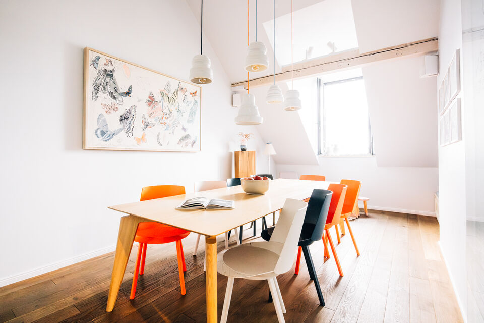 Serviced Apartment, Esszimmer mit farbigen Designerstühlen in Frankfurt Sachsenhausen
