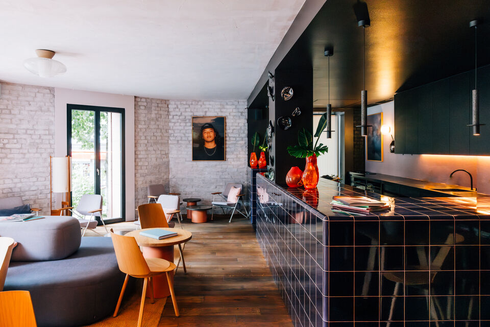 Serviced Apartment, Wohnzimmer mit offener Küche in Frankfurt Sachsenhausen