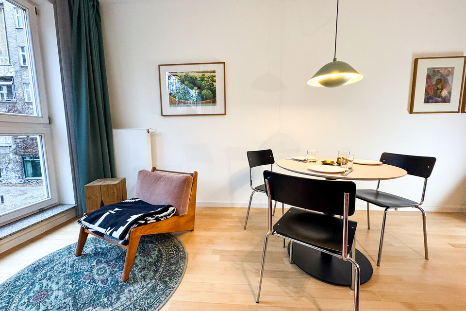 Furnished apartment, living room with dining table in Berlin Mitte