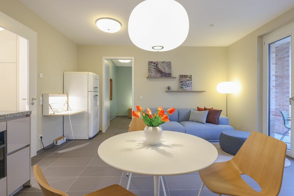 Furnished apartment, dining room with round dining table in Berlin Kreuzberg