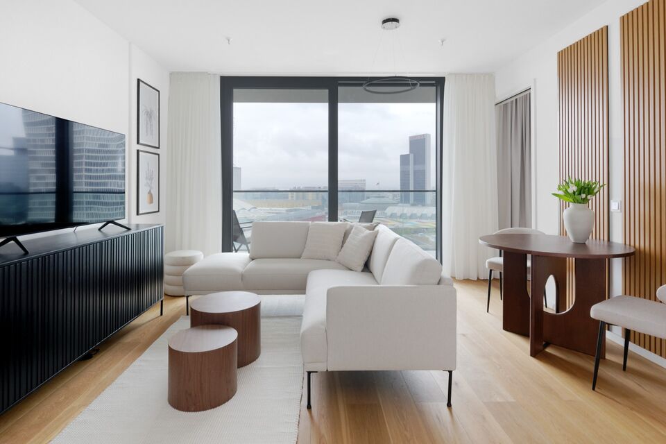 Möblierte Wohnung, Wohnzimmer mit Panoramablick in Frankfurt Ostend
