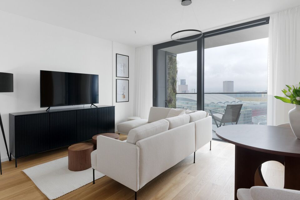 Möblierte Wohnung, Wohnzimmer mit Mainblick in Frankfurt Ostend