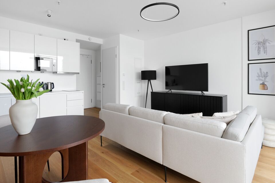 Möblierte Wohnung, Wohnzimmer mit offener Küche in Frankfurt Ostend
