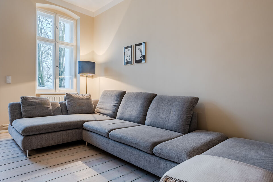 Möblierte Wohnung, Wohnzimmer mit Ecksofa in Berlin Neukölln