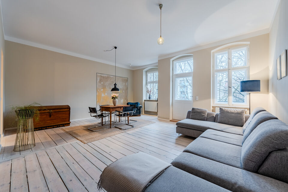 Möblierte Wohnung, Wohnzimmer mit Holzdielen in Berlin Neukölln