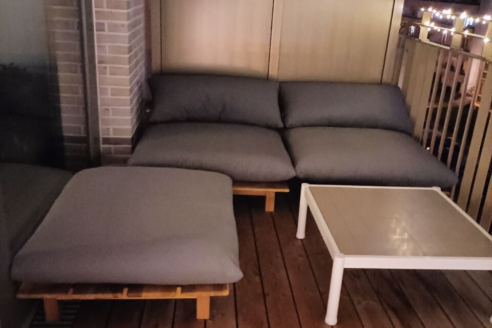 Möblierte Wohnung, Wohnzimmer mit Sofa und Couchtischen in Berlin Friedrichshain