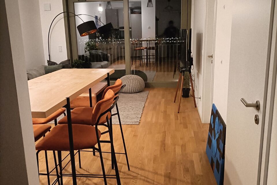 Möblierte Wohnung, Esszimmer mit Barhocker in Berlin Friedrichshain