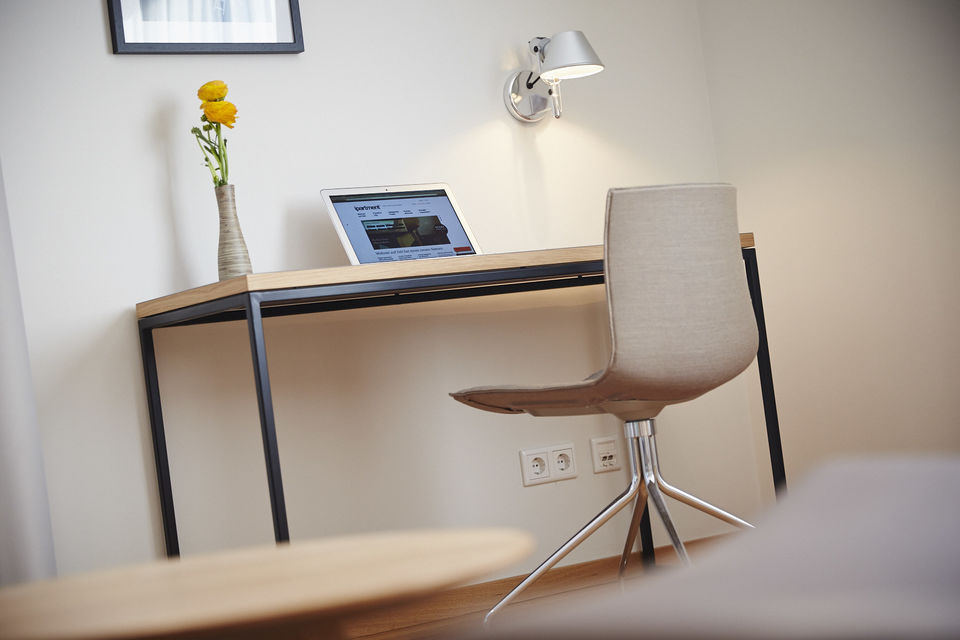 Serviced apartment, bedroom with workspace in Frankfurt Gallus