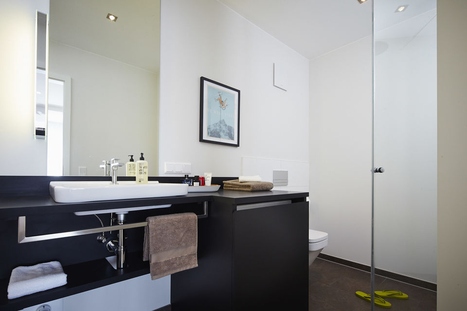 Serviced apartment, bathroom 1 with black vanity in Frankfurt Gallus