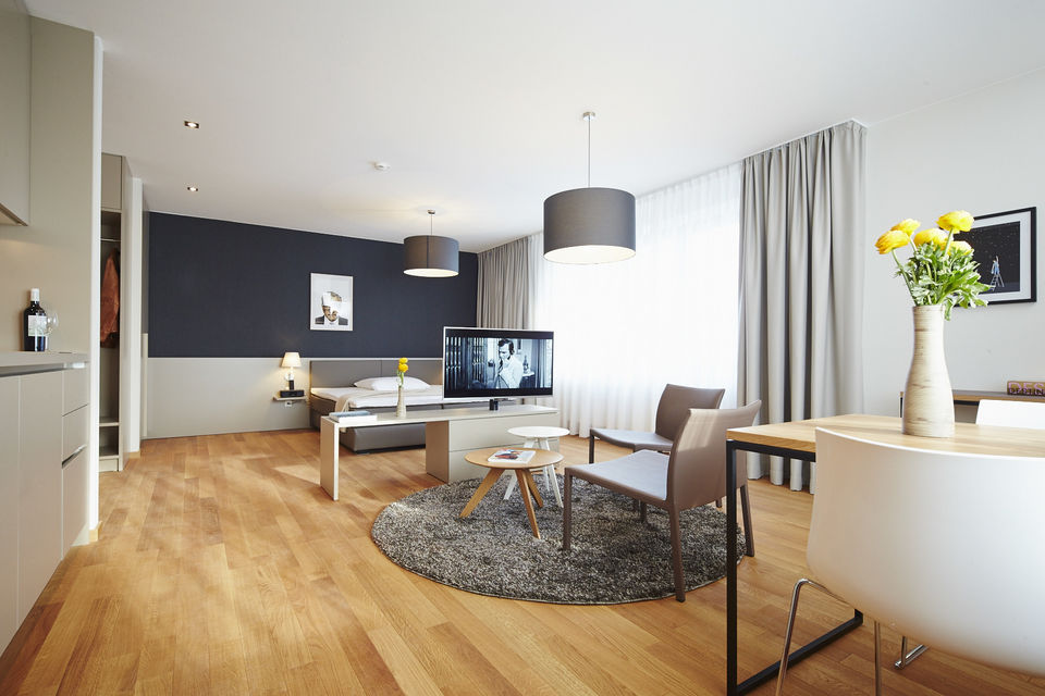 Serviced apartment, living room with fireplace in Frankfurt Gallus