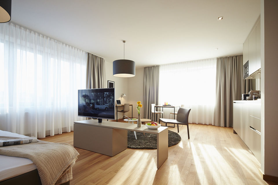 Serviced apartment, bedroom with wooden flooring in Frankfurt Gallus