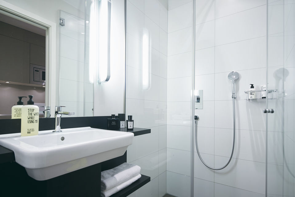 Serviced apartment, bathroom 1 with walk-in shower in Frankfurt Gallus